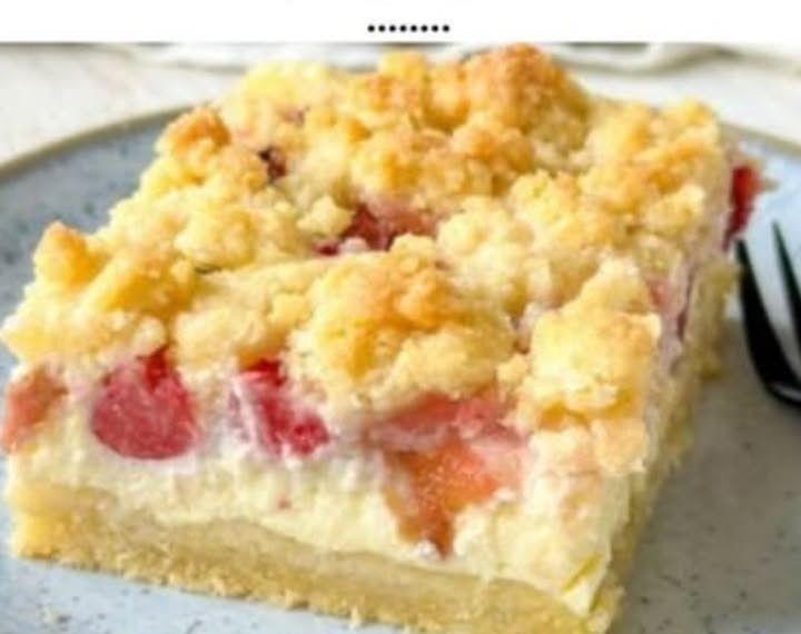 Rhabarber-Quarkkuchen mit cremiger Quarkfüllung und goldbraunen Streuseln